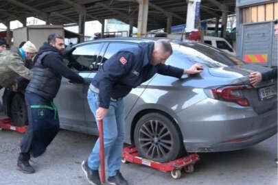 Bursa'da pazarcılardan hatalı park edilen araca kaydıraklı çözüm!