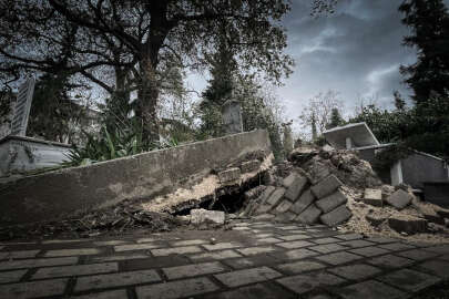Bursa'da kuvvetli lodosta devrilen ağaçlar mezarlara zarar verdi