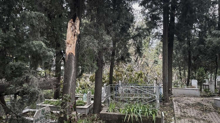 Çok sayıda mezar hasar görürken bazı mezarlar da yerlerinden çıktı.