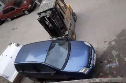 Bursa’da yanlış park edilen aracı forkliftle kaldırdılar!