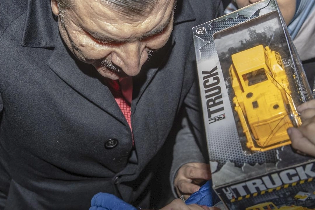 Sağlık Bakanı Koca Türkiye'ye getirilen Gazzeli hastaları havaalanında karşıladı