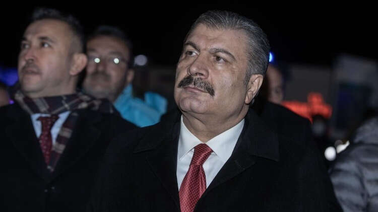 Sağlık görevlileri ile görüşen, aralarında 7 aylık yaralı "Hala Asraf" isimli kız bebeğin de bulunduğu kanser ve ortopedi hastalarıyla yakından ilgilenen ve sohbet eden Koca, hastalara ambulanslara alınma sürecinde de eşlik etti.