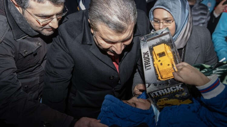 Bugün getirilenlerden 4`ünün onkoloji hastası olduğunu anlatan Koca, "Ağırlıklı çocuk ve gençlerden oluşan bir hasta grubu, en küçüğü 7 aylık bir bebeğimiz. Hastaların ağırlıklı kısmı daha çok ortopediyle ilgili, kırıkları, travmaları yoğun olan hastalarımız. Bir hastamızın da göz ile ilgili travma sorunu var. 23 hastayı Etlik Şehir Hastanemize alarak hemen tedavilerini planlayacağız." diye konuştu.