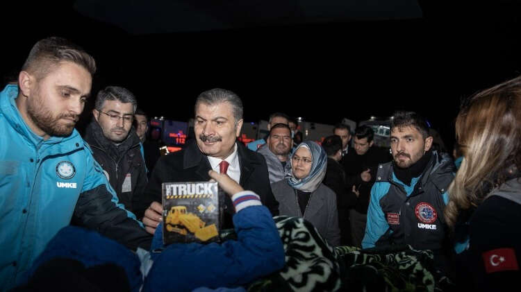Bakan Koca, burada basın mensuplarına yaptığı açıklamada, bugün Gazze`den dördüncü tahliyenin gerçekleştirildiğini işaret ederek "23 hastamız ve beraberindeki 21 refakatçi ile birlikte 44 kişi Türkiye`ye geldi. Bugüne kadar 114 hastamız ve 86 refakatçi ile toplam 200 kişiyi Gazze`den getirmiş olduk." ifadelerini kullandı.