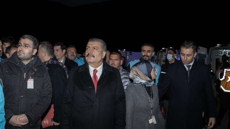 "Sahra hastanesi, Gazze`nin içerisinde olacak" Bakan Koca, Gazzeli hastalar için bölgede kurulacak sahra hastanesi ile ilgili soru üzerine, bu konuda Mısır`da olan sağlık ekiplerinin Gazze`de yerinde inceleme yaptığını ve üç bölgenin tespit edildiğini anımsattı.