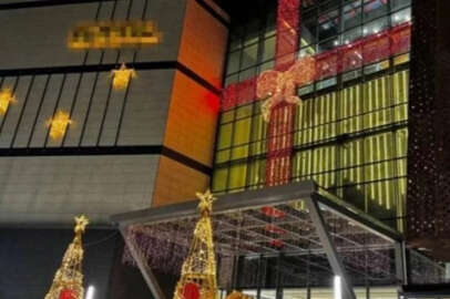 AVM'deki yılbaşı süsleri ortalığı karıştırdı!