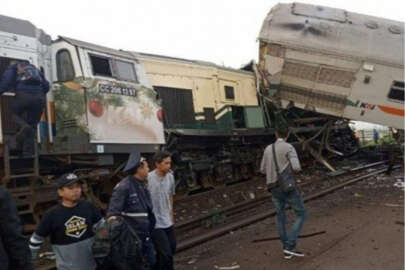 Endonezya'da iki yolcu treni çarpıştı! 3 ölü, 28 yaralı