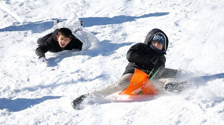 Son yıllarda karın geç yağması nedeniyle turizm sezonunun kısa sürdüğü Uludağ`da, işletmeciler 2024`ün verimli geçeceğine inanıyor.
