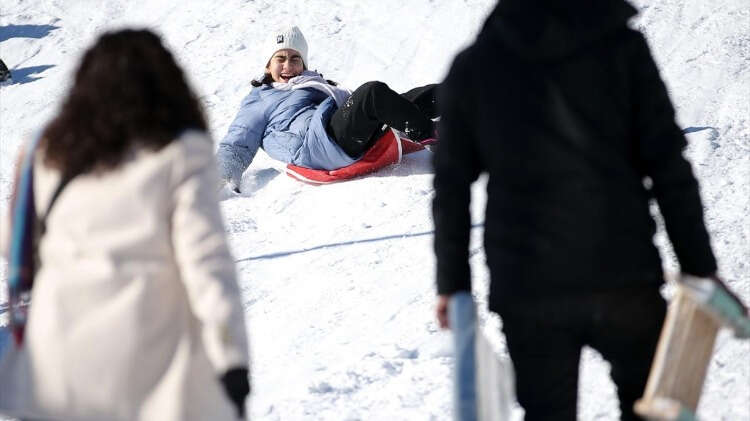 Kent merkezine kara yoluyla 40 kilometre uzaklıkta bulunan ve teleferikle de ulaşılabilen Uludağ`ın iki farklı yerleşim bölgesindeki otellerde konaklayanlar, 300 ila 1980 metre uzunluklarındaki 20 kayak pistinde her türlü kış sporunu yapabiliyor.