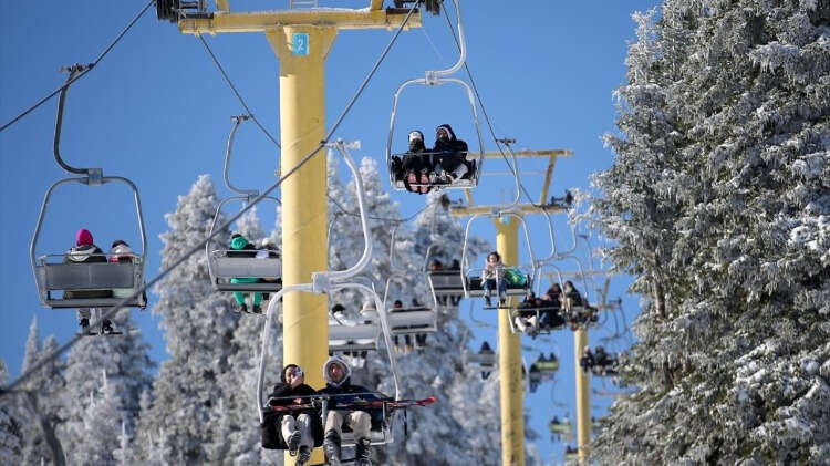 Uludağ`da hizmet veren bir otelin müdürü Kuzey Uygun, sezonun açılmasıyla bölgedeki otellerin tam doluluğa ulaştığını söyledi.