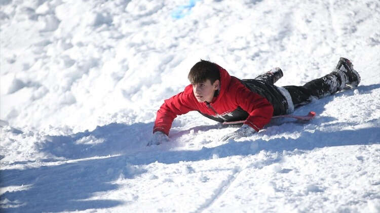 Geçen hafta yağan karla kayak sezonunun açıldığı Uludağ`daki 5 binden fazla yatak kapasiteli otel ve misafirhanelerde yarıyıl tatili için rezervasyonlar devam ediyor.