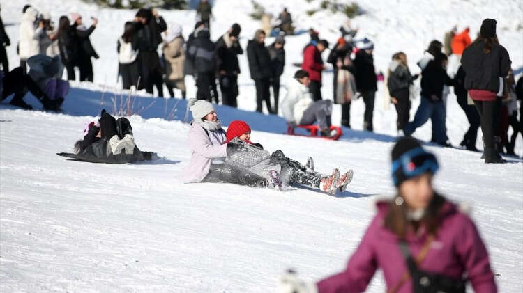 "Bu saatten itibaren herhangi bir problem olacağını zannetmiyorum" Uygun, son 3 yıldır kayak sezonunda Uludağ`daki turizmcilerin umduğunu bulamadığına dikkati çekerek, "Bu yıl ise sezonumuz başladı, korkulan olmadı. Yeterli seviyede kar yağışımız oldu, pistlerimiz de açıldı. Buradan tüm turizm paydaşlarımıza da hayırlı uğurlu sezonlar diliyorum. Doluluk oranlarımız şu an için yüzde 100. sömestir döneminde de yüzde 70 dolulukta olsak da rezervasyonlarımız devam ediyor. Yani 15 günlük süreçteki yarıyıl tatilini yüzde 100 dolulukla geçireceğimize inanıyorum." dedi.