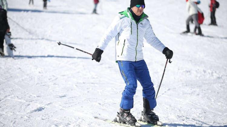 Uludağ`da rezervasyonların kar durumuna göre anlık değiştiğini vurgulayan Uygun, "Bu saatten itibaren herhangi bir problem olacağını zannetmiyorum. Zaten hava durumu da önümüzdeki günlerde kar yağışını gösteriyor." diye konuştu.