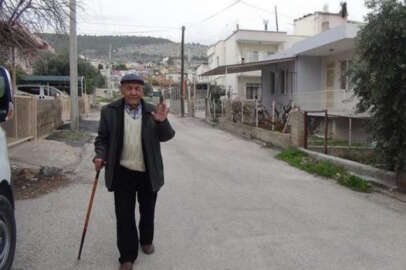 Alper Gezeravcı'nın akrabaları, baba evi önünde merakla ve sevinçle bekliyor