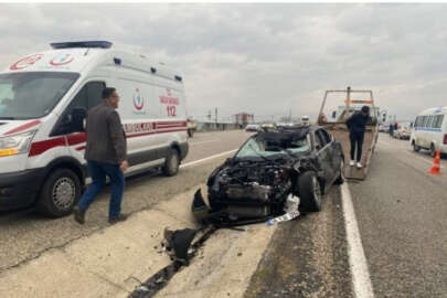 Manisa'da iki otomobil kafa kafaya çarpıştı: 3 ağır yaralı