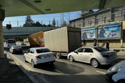 İstanbul'da tır üst geçide takıldı: 3 araç kaza yaptı