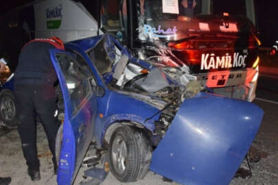 İzmir'de yolcu otobüsü ile otomobil çarpıştı: 1 ölü, 4 yaralı