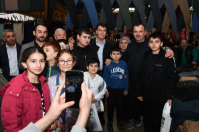 Bursa'da vatandaştan Mustafa Dündar'a yoğun ilgi