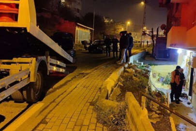 Polisten kaçan otomobil apartman boşluğuna düştü