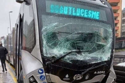İstanbul'da iki metrobüs çarpıştı!