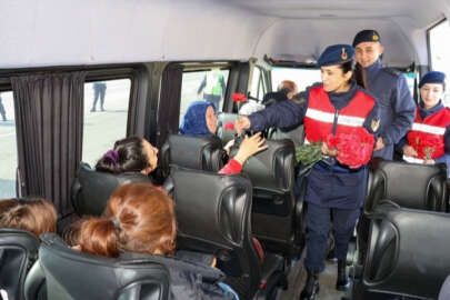 Kayseri'de kadın jandarmalar kontrol noktasında hemcinslerine karanfil verdi