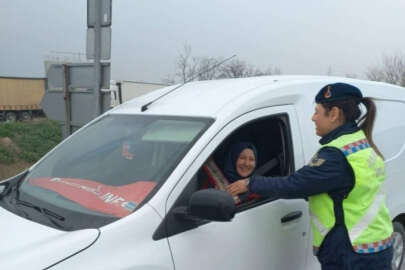 Bursa'da trafik jandarmaları kadınlar gününü çiçeklerle kutladı