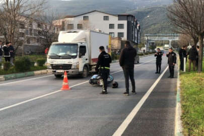 Bursa'da motosiklet sürücüsü refüjdeki ağaçlara çarparak yaralandı