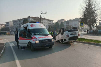 Bursa'da döner kavşakta çarpışan araçlardan biri takla attı