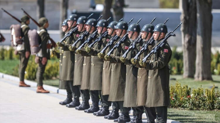 Şehitliklere karanfil bırakıldı