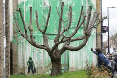 Gizemli sokak sanatçısı Banksy, Londra'daki bir duvara püskürttüğü boyayla ortaya çıktı