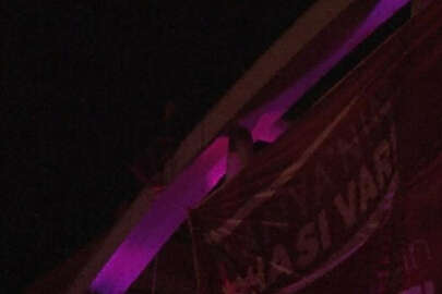 İntihar etmek için üst geçide çıktığı iddia edilen bir genç, aşağı düştü