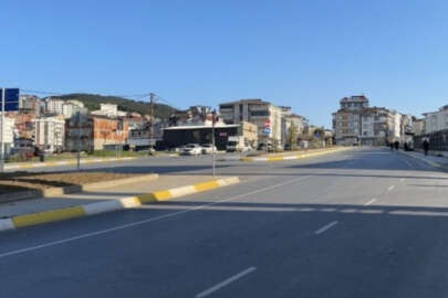 Otomobilin çarptığı kız çocuğu metrelerce savruldu