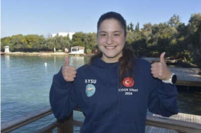 Aysu Türkoğlu, Cook Boğazı'nı 7 saatte geçti