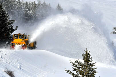 TCDD ekiplerinin karla mücadelesi sürüyor