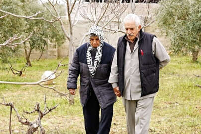 Gaziantepli Ahmet dede, Alzheimer olan yarım asırlık eşini yalnız bırakmıyor