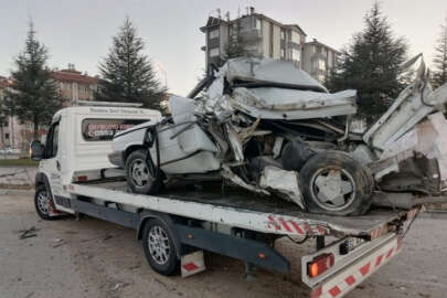 Isparta'da kamyonet ile otomobil çarpıştı: 1 yaralı