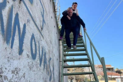 73 yaşında kızını metrelerce sırtında taşıyor!