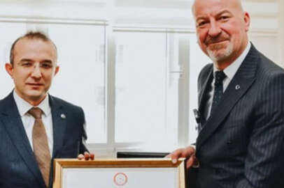 Karacabey Belediye Başkanı Fatih Karabatı mazbatasını aldı