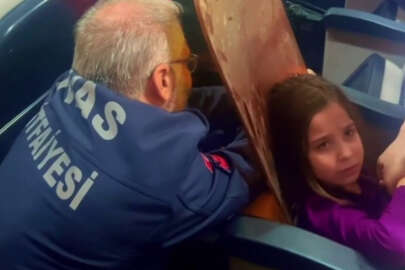 Sivas'da koltuk arasına sıkışan çocuğu itfaiye ekipleri