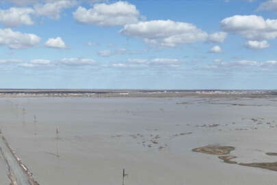 Kazakistan, karların erimesi sonucu yaşanan su taşkınlarıyla mücadele ediyor