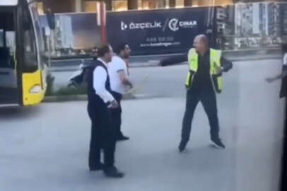 Maltepe'de İETT şoförü ile yolcu arasına kavga çıktı. Şoförün yolcuya elindeki demir sopayla saldırdığı anlar bir vatandaşın cep telefonu kamerasına yansıdı.