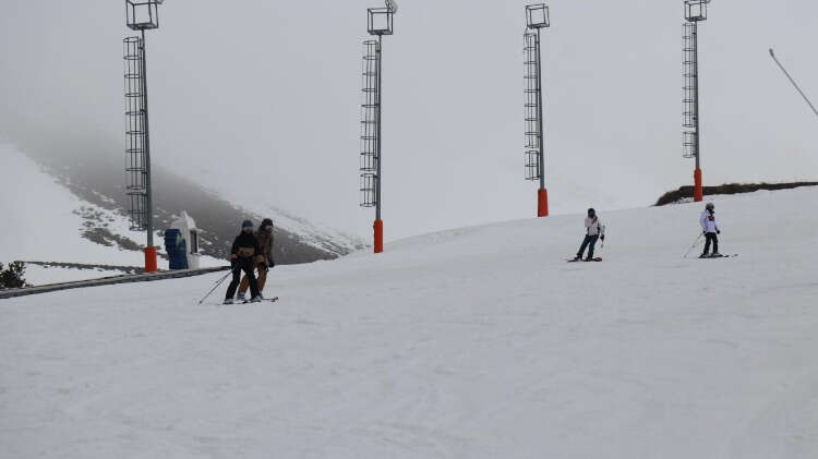 Palandöken`de suni karlama ve kar depolama ile kayak sezonu devam ediyor