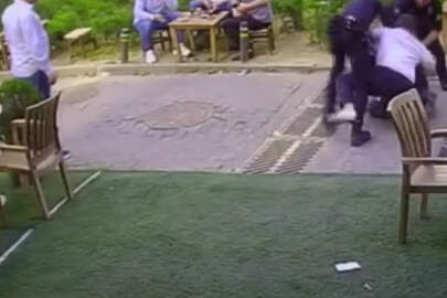Bursa’da polis ekiplerini görünce kaçan şüpheliyi, çay içen esnaf yakaladı.
