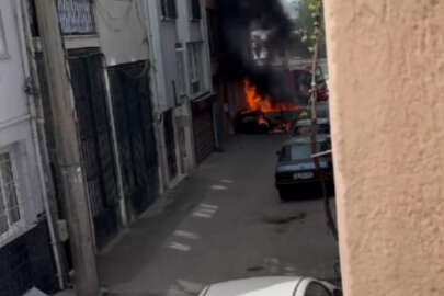 Bursa'da otomobil sokak ortasında yandı!