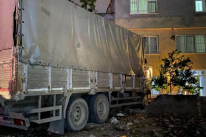 Bursa'da freni boşalan kamyon eve girdi!