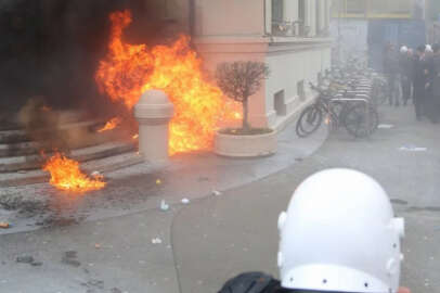 Arnavutluk Tiran' da belediye binası ateşe verildi