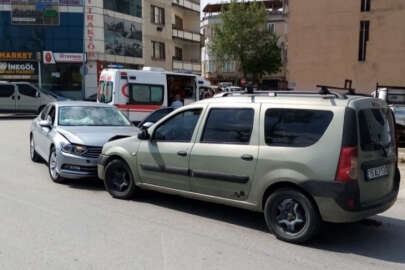 Bursa'da iki otomobil kafa kafaya çarpıştı! 4 yaralı