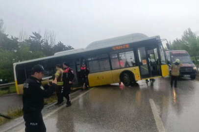 İstanbul'da yağmurda kayan İETT otobüsü bariyerlere çarptı