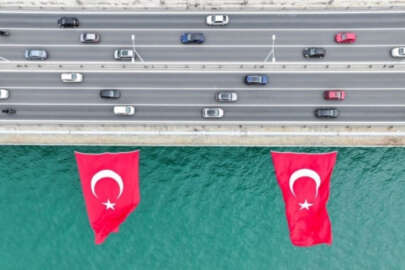 15 Temmuz Şehitler Köprüsü'nde dev Türk bayrakları asıldı
