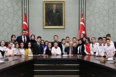 Erdoğan, Bakan Tekin ve beraberindeki çocukları kabul etti
